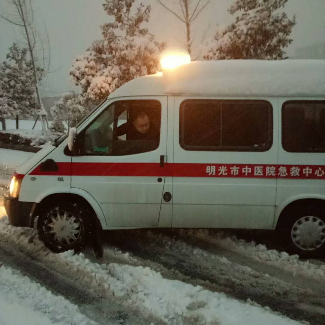 刚驶出的救护车.jpg