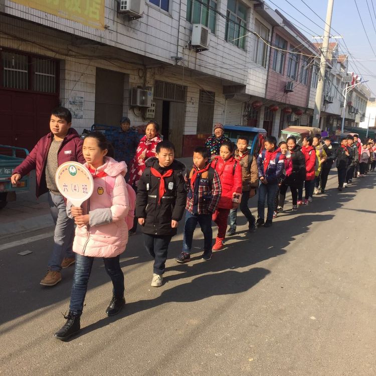 整齐有序的学生走向指定接送点.jpg
